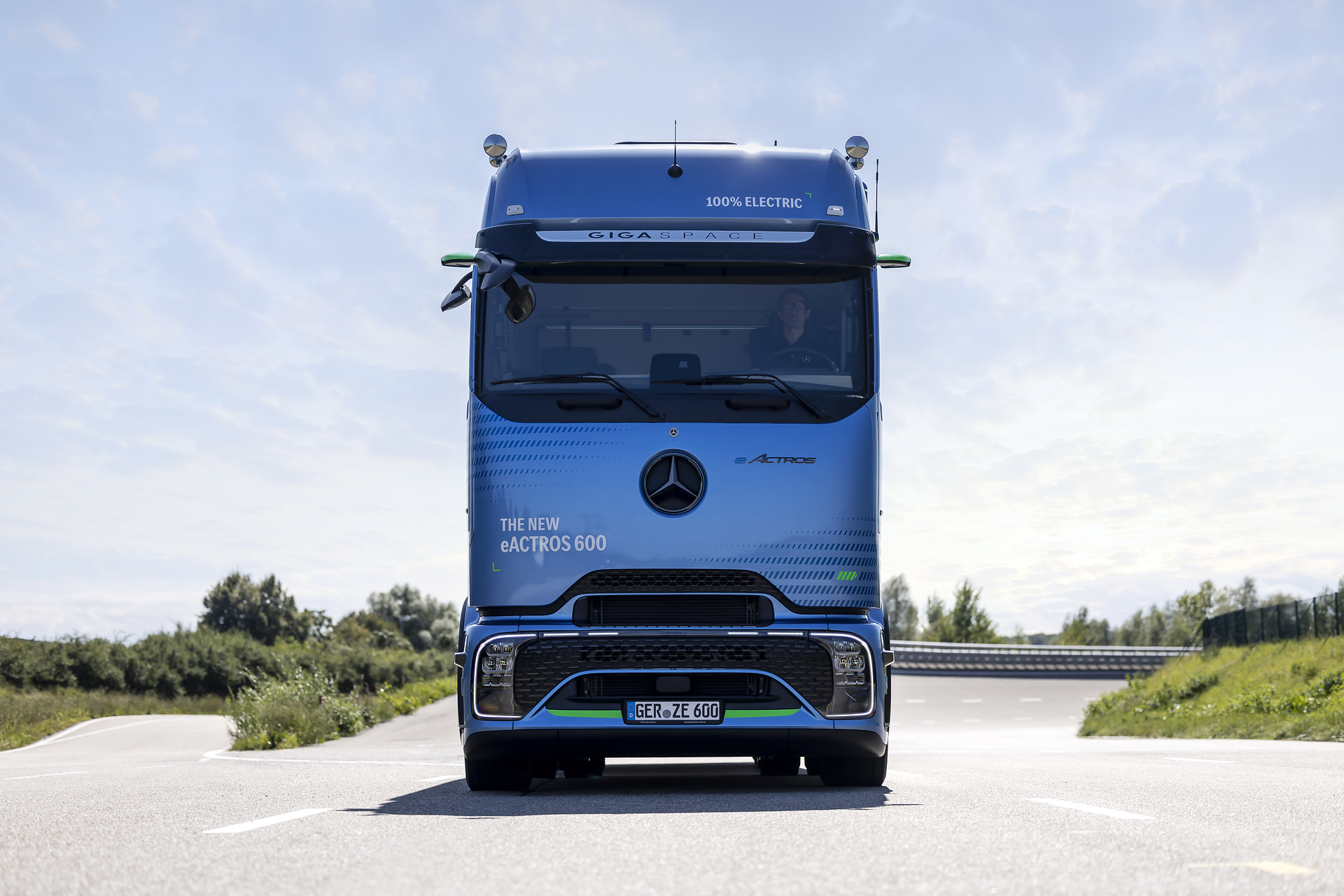 The battery-electric Mercedes-Benz eActros 600 long-haul truck is Daimler Truck’s IAA Transportation 2024 highlight. Mercedes-Benz eActros 600