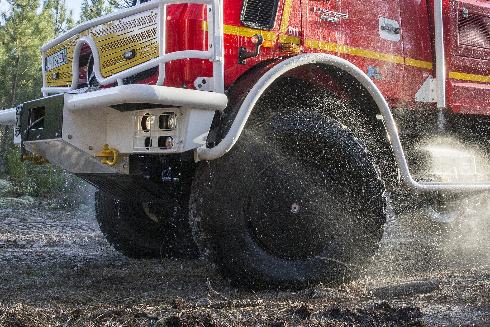 Tire protection Robust and ready for operation: Mercedes-Benz Special Trucks presents Unimog and Atego at FIREmobil