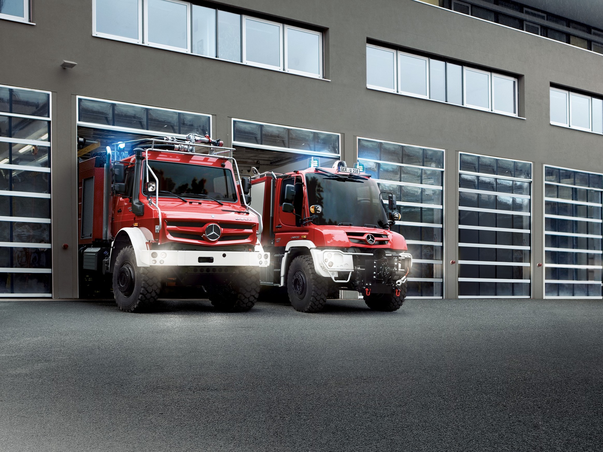 High terrain Unimog and Unimog implement carrier in service for fire fighting Robust and ready for operation: Mercedes-Benz Special Trucks presents Unimog and Atego at FIREmobil